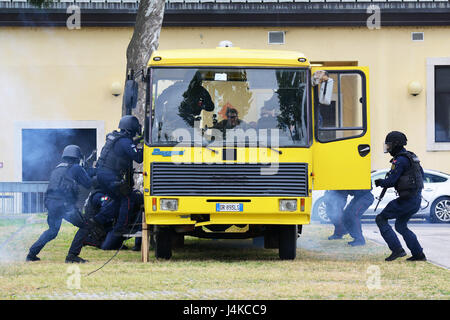 Carabinieri "API", Aliquota primo intervento, durante la risposta di Lion 2017 esercizio, il Vicenza Comunità militare ha condotto la sua piena scala Lion Shake '17 esercita sulla Caserma Ederle Vicenza, Italia, Maggio 10, 2017. Lo scopo della formazione annuale esercizio era di testare e convalidare il vigore di Protezione e di gestione di emergenza Piani e procedure in risposta ad una situazione di emergenza. (U.S. Esercito Foto di Visual Information Specialist Paolo Bovo/rilasciato) Foto Stock