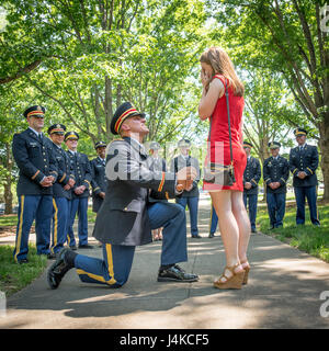 Nuovo di zecca U.S. Esercito 2 Lt. Allen Robertson propone alla sua ragazza, Chelsea Campbell, immediatamente dopo la sua Università di Clemson ufficiali di riserva per la formazione di corpi di cerimonia di messa in funzione, 10 maggio 2017. I due si sono incontrati mentre erano studenti di Clemson e sia a laurearsi in questa settimana. Robertson, che saluta da Mooresville, N.C., ha conseguito una laurea in contabilità al Clemson e il suo primo dovere stazione sarà con a Fort Campbell, Ky. con la 101ª Divisione aviotrasportata. Campbell, di Fort Mill, S.C., ha conseguito la laurea in psicologia. (U.S. La riserva di esercito di foto dal personale Sgt. Ken Scar) Foto Stock