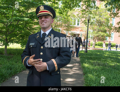 Nuovo di zecca U.S. Esercito 2 Lt. Allen Robertson passeggiate attraverso la Clemson University campus a proporre alla sua ragazza, Chelsea Campbell, dopo la sua riserva degli ufficiali di corpi di formazione cerimonia di messa in funzione, 10 maggio 2017. I due si sono incontrati mentre erano studenti di Clemson e sia a laurearsi in questa settimana. Robertson, che saluta da Mooresville, N.C., ha conseguito una laurea in contabilità al Clemson e il suo primo dovere stazione sarà con a Fort Campbell, Ky. con la 101ª Divisione aviotrasportata. Campbell, di Fort Mill, S.C., ha conseguito la laurea in psicologia. (U.S. La riserva di esercito di foto dal personale Sgt. Ken Scar) Foto Stock