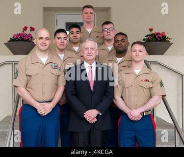 Il Segretario della Difesa Jim Mattis in posa per una foto con gli Stati Uniti Marines presso l'U.S. Ambasciata di Vilnius, Lituania, 10 maggio 2017. (DOD foto di U.S. Air Force Staff Sgt. Jette Carr) Foto Stock