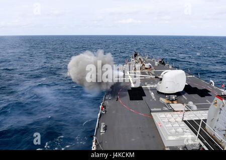 170510-N-AX546-135 MAR NERO (10 maggio 2017) Il Arleigh Burke-class guidato-missile destroyer USS Oscar Austin (DDG 79) incendi è Mark 45 5 pollici pistola durante un'esercitazione a fuoco. Oscar Austin è su di una routine di distribuzione negli Stati Uniti di supporto gli interessi di sicurezza nazionali in Europa e teatro aumentando la cooperazione in materia di sicurezza e di avanzamento presenza navale negli Stati Uniti Sesta flotta area di operazioni. (U.S. Foto di Marina di Massa lo specialista di comunicazione 1a classe Sean Spratt/rilasciato) Foto Stock