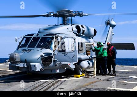 170510-N-AX546-228 MAR NERO (10 maggio 2017) - Marinai da elicottero sciopero marittimo Squadron (HSM) 46, DET. 1, sonobuoys di carico su un MH-60R Sea Hawk elicottero sul ponte di volo dell'Arleigh Burke-class guidato-missile destroyer USS Oscar Austin (DDG 79) durante le operazioni di volo di Maggio 10, 2017. Oscar Austin è su di una routine di distribuzione negli Stati Uniti di supporto gli interessi di sicurezza nazionali in Europa e teatro aumentando la cooperazione in materia di sicurezza e di avanzamento presenza navale negli Stati Uniti Sesta flotta area di operazioni. (U.S. Foto di Marina di Massa lo specialista di comunicazione 1a classe Sean Spratt/rilasciato) Foto Stock