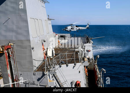 170510-N-AX546-260 MAR NERO (10 maggio 2017) - Un MH-60R Sea Hawk elicottero elicottero sciopero marittimo Squadron (HSM) 46, DET. 1, si toglie dal ponte di volo dell'Arleigh Burke-class guidato-missile destroyer USS Oscar Austin (DDG 79) durante le operazioni di volo, 10 maggio 2017. Oscar Austin è su di una routine di distribuzione negli Stati Uniti di supporto gli interessi di sicurezza nazionali in Europa e teatro aumentando la cooperazione in materia di sicurezza e di avanzamento presenza navale negli Stati Uniti Sesta flotta area di operazioni. (U.S. Foto di Marina di Massa lo specialista di comunicazione 1a classe Sean Spratt/rilasciato) Foto Stock