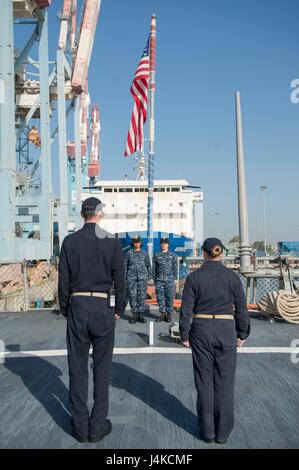 170510-N-FQ994-029 HAIFA, Israele (10 maggio 2017) i marinai a bordo del Arleigh Burke-class guidato-missile destroyer USS Ross (DDG 71) partecipano al mattino dei colori durante la programmata visita porto di Haifa, Israele, 10 maggio 2017. Ross, distribuita a Rota, Spagna, sta conducendo operazioni navali negli Stati Uniti Sesta flotta area di operazioni a sostegno degli Stati Uniti per gli interessi di sicurezza nazionali in Europa e in Africa. (U.S. Foto di Marina di Massa lo specialista di comunicazione di terza classe Robert S. Prezzo/rilasciato) Foto Stock