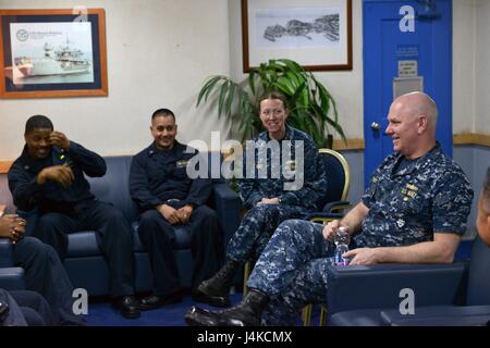 170510-N-GL340-122 RIJEKA, Croazia (10 maggio 2017) Vice Adm. Christopher Grady, commander, U.S. Sesta flotta, si incontra con la Blue Ridge-class di comando e di controllo nave USS Mount Whitney (LCC 20) quadrato di poppa della nave a Viktor Lenac cantiere di Rijeka, Croazia, 10 maggio 2017. Il Monte Whitney, U.S. 6 comando della flotta e la nave comando, distribuito a Gaeta, Italia, opera con un equipaggio combinato di U.S. I marinai della marina militare e Sealift comando servizio civile naviganti. (U.S. Foto di Marina di Massa lo specialista di comunicazione 2a classe Michael Feddersen/rilasciato) Foto Stock