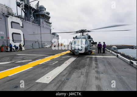 Oceano Pacifico (10 maggio 2017) Aviation Boatswain Compagni (carburante) preparare per il rifornimento di un MH-60S Seahawk assegnato al "Jolly" di elicottero squadrone di attacco 23 sul ponte di volo dell'assalto anfibio nave USS America (LHA 6). Più di 1.800 marinai e 2.600 marines assegnato all'America anfibio gruppo pronto (ARG) e il quindicesimo MEU stanno attualmente conducendo un composito unità di addestramento Esercizio (COMPTUEX) al largo della costa della California del Sud in preparazione per la ARG della distribuzione entro la fine di quest'anno. America ARG è costituito d'America, il dock anfibio sbarco nave USS Pearl Harbor (LSD Foto Stock