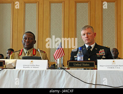 Gen. Griffin "cucchiaio" Phiri (sinistra), Malawi Defence Force capo del personale e il Mag. Gen. Joseph Harrington, comandante della U.S. Army Africa, partecipare a una seduta plenaria sessione di discussione durante la terra africana al vertice delle forze, a Lilongwe, Malawi, 11 maggio 2017. ALFS è un annuale, giro seminario riunire forze terrestri capi di tutta l Africa per il dialogo sincero per discutere e sviluppare soluzioni cooperative a livello regionale e transregionale sfide e minacce. (U.S. Esercito foto di Sgt. Paige Behringer) Foto Stock