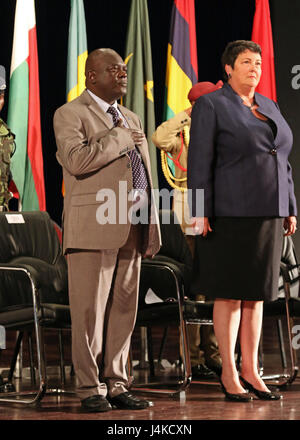 Vincent Ghambi (sinistra), il Vice Ministro della difesa per il Malawi e Virginia Palmer, ambasciatore americano per il Malawi, stand per il Malawi dell inno nazionale durante la cerimonia di chiusura di terra africana al vertice delle forze 2017, a Lilongwe, Malawi, 11 maggio 2017. ALFS è un annuale, giro seminario riunire forze terrestri capi di tutta l Africa per il dialogo sincero per discutere e sviluppare soluzioni cooperative a livello regionale e transregionale sfide e minacce. (U.S. Esercito foto di Sgt. Paige Behringer) Foto Stock