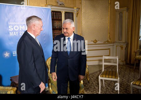 Il Segretario della Difesa Jim Mattis parla con il Primo Ministro turco Binali Yıldırım durante il London Somalia conferenza presso la Lancaster House di Londra il 11 maggio 2017. (DOD foto di U.S. Air Force Staff Sgt. Jette Carr) Foto Stock