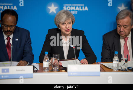 Inghilterra è il primo ministro Theresa Maggio parla durante una conferenza internazionale sulla Somalia a Lancaster House di Londra il 11 maggio 2017. (DOD foto di U.S. Air Force Staff Sgt. Jette Carr) Foto Stock