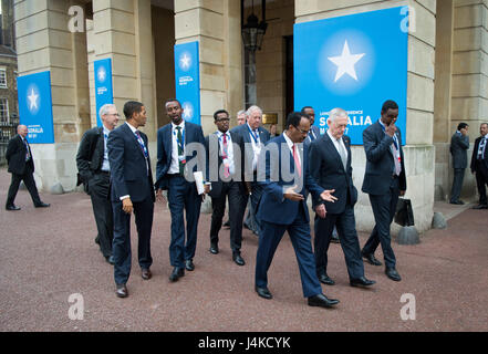 Il Segretario della Difesa Jim Mattis parla con la Somalia il Presidente Mohamed Abdullahi Mohamed durante una conferenza internazionale sulla Somalia a Lancaster House di Londra il 11 maggio 2017. (DOD foto di U.S. Air Force Staff Sgt. Jette Carr) Foto Stock