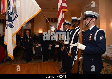 Una guardia di colore dalla Coast Guard cerimoniale di guardia d'onore presenta i colori durante la riproduzione del Star-Spangled Banner durante il 2016 Coast Guard arruolato persone dell'anno banchetto a Fort McNair in Washington, D.C., giovedì 11 maggio, 2017. Durante la cerimonia, marinaio Gregory W. Jacquet è stato onorato come i soldati dell'anno - Componente Active-Duty, e sottufficiali di prima classe Nicole K. Cimino è stato onorato come i soldati dell'anno - Riserva componente. Stati Uniti Coast Guard foto di Chief Petty Officer Nick Ameen Foto Stock