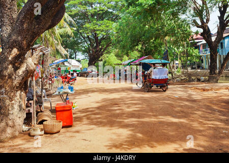 SIEM REAP, Cambogia-Novembre 17, 2011: un turista in tuk-tuk nel villaggio vicino al lago Tonlesap. Foto Stock