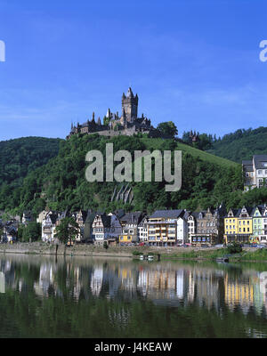 In Germania, il fiume Mosella, a Cochem, vista città, castello imperiale di Europa e della Renania Palatinato, della valle della Mosella, sul fiume Mosella, città, visualizzare, case, case, collina, castello, Castello, la ricostruzione nel 1869 - 77, edificio, struttura, architettura, luogo di interesse, estate Foto Stock