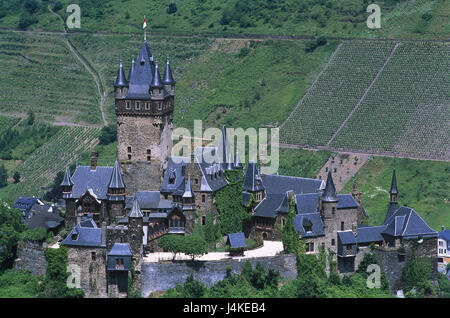 In Germania, il fiume Mosella, a Cochem, il castello imperiale, vigneti in Europa e della Renania Palatinato, della valle della Mosella, collina, castello, Castello, la ricostruzione nel 1869 - 77, edificio, struttura, architettura, luogo di interesse, la viticoltura, l'area viticola, area vitivinicola, allegato, vino, regione, agricoltura, estate Foto Stock