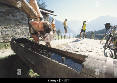 Austria, Tirolo, alpi Ötztaler, violino collo, Stabelealm, mountain biker, riposo, bene, bere Europa, alpi, sport, attività, vacanze, tempo libero, Mountainbiken, andare in bicicletta e in mountain bike conducente, quattro ruote, biciclette, mountain bike, rifugio alpino, break, distensione, di riposo e di ristoro, sete, acqua, acqua di sorgente e acqua potabile Foto Stock