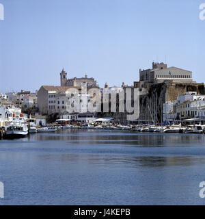 Spagna, isola di Minorca, Ciutadella, vista città, il porto, la cattedrale, il municipio, l'Europa nelle isole Baleari, Isole Baleari isola, città, vista, bacino portuale, navi, barche, chiesa, destinazione destinazione di vacanza, estate Foto Stock