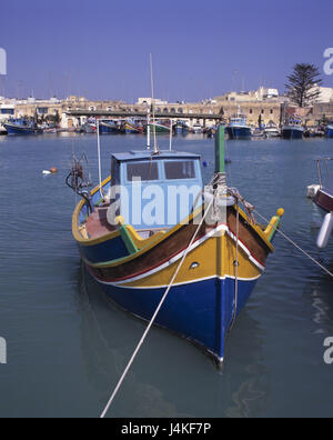 Isola di Malta, Marsaxlokk, vista città, porto, barca da pesca l'Europa, il Mar Mediterraneo, isola del Mediterraneo, l'isola di stato, isola Maltese, Repubblika ta' Malta, città, Luzzu, case, imbarcadero, peschereccio, taglierina, pesca sportiva, barca, brillantemente, boot in legno Foto Stock