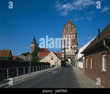 Germania, Meclemburgo-Pomerania occidentale, Altentreptow, fuoco nuovo birraio gate, San Pietro della Chiesa in Europa, città, Tollense, Town Gate, obiettivo obiettivo edificio torre di obiettivo, struttura edificio di mattoni, architettura e cultura, luogo di interesse chiesa parrocchiale, Pietro Chiesa, chiesa Hall, mattone chiesa hall Foto Stock