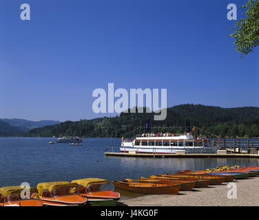 Germania, Foresta Nera, Titisee, jetty, escursione in barca, Europa Baden-Wurttemberg, moraine serbatoio, bridge, jetty, turistico boot, Lakeside, barche a pedali, oar stivali, noleggio barche, tempo libero, vacanze, destinazione destinazione di vacanza Foto Stock