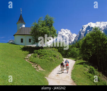 Austria, Tirolo, Kufstein, Ebbs, valle imperiale, Antoniuskapelle, Wanderer, vista posteriore Europa, Nordtirol, paesaggio di montagna, montagne, riserva naturale, destinazione, banda, sentiero, sentiero, turistico, turismo, luogo di interesse, estate, visualizzare Kaisergebirge Ellmauer, stop, snowy Foto Stock