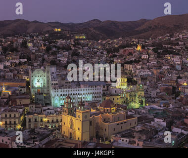 Messico Guanajuato, la town panoramica, città di notte, panoramica, università, illuminazione, case, sera Foto Stock