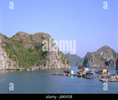 Il Vietnam, Halong Bay, bile isole, houseboats Asia, Sud-est asiatico, Công Hòa X AE Hôi Chu Nghia Viet Nam, South-Chinese mare, golf di Tongking, Vinh ha Long, baia isola scenario, isole, rocce, bile vertici, luogo di interesse, l'UNESCO-mondo natura erede, liquidazione, barche, case, acciaierie e nave vacanze, turismo Foto Stock