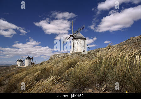 Spagna, Kastilien-La Mancha, Consuegra, mulini a vento in Europa, Europa meridionale, Castiglia, highland, holiday resort, destinazione, destinazione, luogo di interesse, mulini, energia eolica, tradizione, scenario, tipicamente Foto Stock