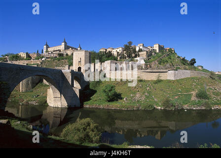 Spagna, Castiglia, Toledo, vista città, Alcazar Puerta de Alcantara Europa, Europa meridionale, città fortezza, castello, edificio, struttura, architettura, ponte romano, stile architettonico, street bridge, cultura, luogo di interesse, estate Foto Stock