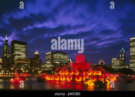 Gli Stati Uniti, Illinois, Chicago, vista città, Buckingham Fountain, notte città, ben, fontana, fontana, cielo nuvoloso, bellissimo nuvole Foto Stock