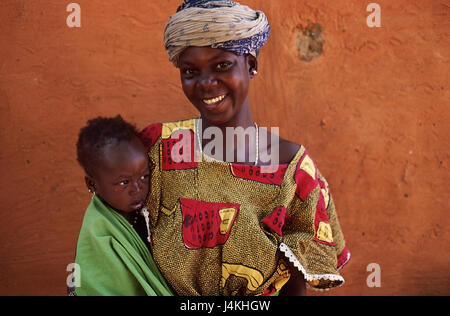 Mali, Segou, donna, bambino, ritratto unito, vecchio, Bambara, vestiti, tradizionalmente, persone native, trasportare, madre, visualizzazione telecamera Foto Stock