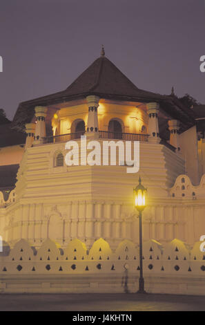 Sri Lanka, Kandy, Dalada Maligawa tempio, illuminazione, serata Asia, Asia del Sud, Stato insulare, Sri Lanka Prajatantrika Samajavadi Janarajaya, isola, Kandi, città e luogo di interesse, zona palazzo, tempio del santo cog, religione, Buddismo, fede, struttura, buddista, architettura, lanterna Foto Stock