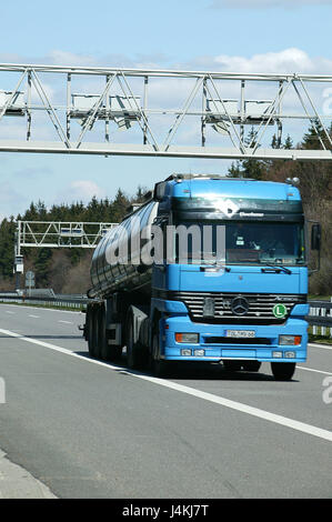 In Germania, in autostrada, il controllo bridge, fantasticamente raccogliere, carrello Europa, street, autostrada federale, trunk road, traffico traffico autostradale, traffico, luogo di pedaggio, pedaggio, sistema di pedaggio, Toll-Collect, strada a pagamento, pagamento, tassa di carrello, carica di pedaggio per autocarri, per uso stradale a pagamento, pedaggio autostrada con pedaggio, la scheda di controllo e controllare l'attacco, il controllo, la localizzazione via satellite, high tech, sistema di navigazione satellitare GPS, in tutto il mondo il sistema di posizionamento, sistema di centraggio, elettronica, logistica, agenzia di inoltro, il traffico a lunga percorrenza, il traffico delle merci, il trasporto merci, trasporto, trasporto commerciale, il trasporto, l'importazione, Foto Stock