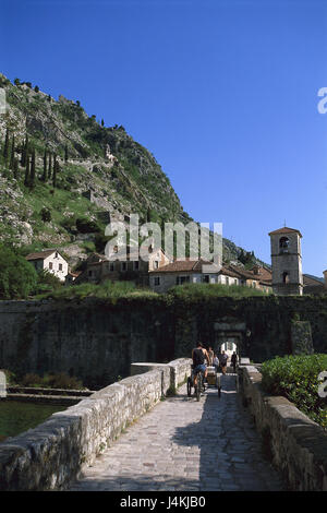 Montenegro, Boka Kotorska, Kotor, vista città, Ponte Passirio-dall'Europa, Crna Gora, Città Vecchia, case, case, la chiesa, il campanile, le mura, inclinazione, montagna Foto Stock