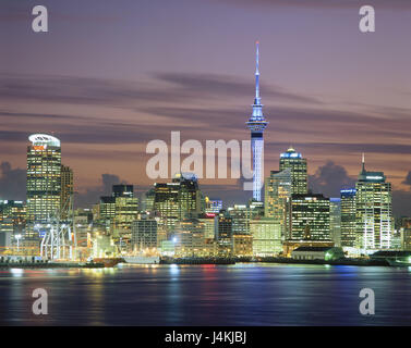 Nuova Zelanda, Isola del nord di Auckland, skyline, Sky Tower, isola di notte, Nuova Zelanda, città, vista città, alta sorge, la torre della televisione, torre di osservazione, porto, container port, motori di carico, navi, navigazione, economia, sera Foto Stock