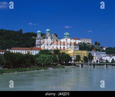 Germania, Bassa Baviera, Passau, Innbrücke, Cattedrale Saint Stephan, Veste Iberhaus, flusso Inn Europa, Baviera, città, tre città sul fiume, vista città, Città Vecchia, nella chiesa cattedrale, feste di sfondo Upper House, strutture, architettura, storicamente, monumenti e luoghi di interesse, sul fiume ponte, Innbrücke, Innpromenade, estate, street di imperatori e re Foto Stock