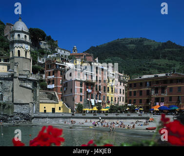 In Italia, la Liguria, Vernazza, vista locale, spiaggia al di fuori, estate, Riviera, Cinqueterre, luogo, panoramica, mare, mare Mediterraneo, baia del Mar Ligure, costa, costa mediterranea, Cinque Terre Foto Stock