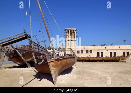 Emirati Arabi Uniti Dubai, Diving, villaggio torre eolica, cortile interno, presentano, navi VAE, penisola araba, il Medio Oriente, capitale, città, parte della città Al Shindagha, 'perla villaggio", il museo, il museo village, barche, 'Dhows', edifici, struttura tower, wind tower house, architettura e cultura, turismo, luogo di interesse Foto Stock