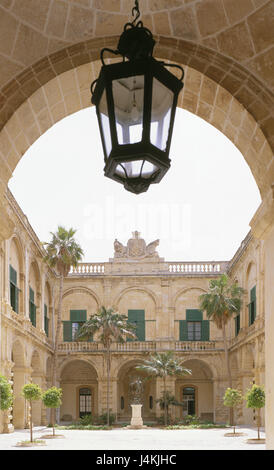 Isola di Malta, La Valletta, il Parlamento, atrium isola, isola del Mediterraneo, Mare Mediterraneo, città capitale, il nastro di La Valletta, il centro città e il palazzo del parlamento, il palazzo del governo, edificio, architettura, cortile interno, palme, UNESCO-patrimonio culturale mondiale Foto Stock