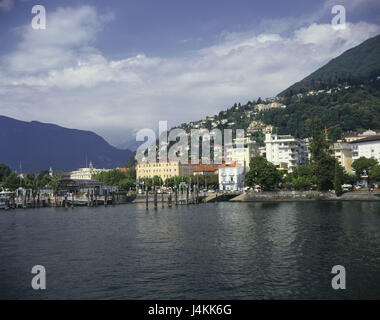 La Svizzera, Ticino, Lago Maggiore, Lucerna, vista città, porto paesaggio di montagna, città, visualizzare imbarcadero, navi, barche, alberghi hotel edifici, turismo, esterno Foto Stock