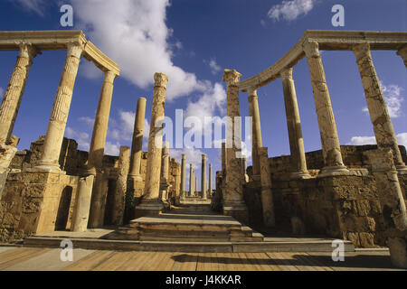 Libia, Tripolitanien, Leptis Magna, rovina sito, teatro, cinema, impostare l'accesso, pilastri Africa, Nord Africa, luogo di nascita imperatore Septimiu Severus, sito di escavazione romana, scavi, rovine, rovina teatrale, colonnato, UNESCO-patrimonio culturale mondiale, monumento culturale e luogo di interesse, struttura antique, architettura, storicamente al di fuori, concezione, archeologia, antichità, passato Foto Stock
