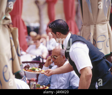 Isola di Malta, La Valletta, Repubblica di piazza, street cafe, cameriere, cibo, servire, nessun modello di rilascio! Stato dell'isola, isola del Mediterraneo, città capitale, il-la cinghia La Valletta, centro storico, Centro citta', luogo di interesse, quadrato, cafe, bar, gli ospiti, cibo, pasti, servizio, servizio, UNESCO-patrimonio culturale mondiale Foto Stock