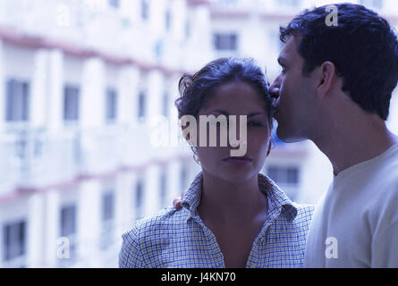 Donna, seriamente, uomo, Kiss, tempio, metà ritratto, arricciata, balcone, stand , giovane, giovani, partenariato, rispetto, affetto, amore, caduto nell'amore, tenerezza, Carezza, Kiss, Carezza, vacanze, hotel, hotel edifici, complesso residenziale, appartamenti, cortile interno, regolazione del colore, colore blu Foto Stock