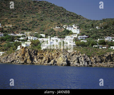 L'Italia, sicilia, isole Lipari, isola di Salina, bile costa, vista locale delle isole Eolie, isole Eolie, isole Lipari, costa, luogo, case, case, facciate, bianco, vista Foto Stock