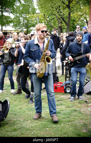 Berlino, Germania - 01 May 2017: un gruppo di giovani musicisti viene riprodotto su un verde prato all'annuale 1 maggio dimostrazione su maggio 01, 2017 a Berlino. Foto Stock