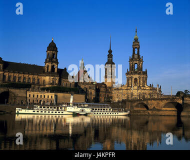In Germania, in Sassonia, Dresda, vista città, la chiesa di corte, bloccare l'Elba, navi, luce della sera Europa, Germania orientale, skyline, cattedrale, bloccare le torri, torrioni, strutture, architettura, luoghi di interesse, cultura, sul fiume Elbufer, pontile, escursione barche, Silberstrasse Foto Stock