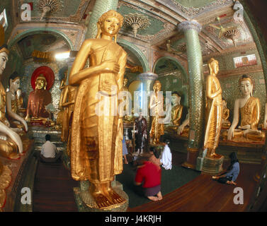 La Birmania, Rangoon, Shwedagon Paya pagoda, Buddha statue, credenti, preghiera, vista posteriore Asia, Sud-est asiatico, Indocina, Birmania, Pyidaungsu Myanmar Naingngandaw, Yangon, città capitale, parte della città, luogo di interesse, l'UNESCO-patrimonio culturale mondiale, Shwedagon pagoda, dora nostra, oro, Golden, struttura, architettura, templi, tempio complesso, sala di preghiera, Buddismo, fede, religione, luogo di pellegrinaggio, Pilgrim's Place, cultura buddista, pavimento, sedersi, pregare, statue, Buddha, angoli di visione più ampi Foto Stock