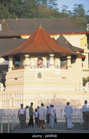 Sri Lanka, Kandy, Dalada Maligawa tempio, visitatore Asia, Asia del Sud, Stato insulare, Sri Lanka Prajatantrika Samajavadi Janarajaya, isola, Kandi, città e luogo di interesse, zona palazzo, tempio del santo cog, religione, Buddismo, fede, struttura, buddista, architettura, turistico, credenti, luce della sera Foto Stock