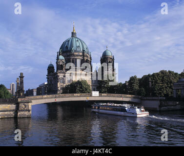 Germania Berlino centro, l'isola dei musei, la cattedrale di Berlino, flusso Spree, Friedrich's bridge e barca per gite in Europa, città cosmopolita capitale, Berlino, piacere giardino, canale fluviale, ponte, ponte di pietra, navigazione, barca, boot turistico escursione motonave, vacanza nave, chiesa, costruzione sacra, struttura, storicamente il bene culturale, alla tomba di Hohenzollern chiesa, luogo di interesse, turismo, estate, UNESCO-patrimonio culturale mondiale, il patrimonio culturale mondiale Foto Stock