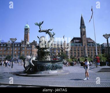 Danimarca, isola di Zelanda, Copenaghen, Radhuspladsen, ben, turistici al di fuori, Scandinavia, città capitale, Centro citta', centro, piazza, piazza del municipio, Città Vecchia, medievally, edificio, strutture, architettura, nord architettura in mattoni, turismo, passante Foto Stock